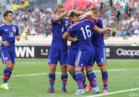 岡崎のゴールを祝福する日本の選手たち【ロシアW杯 アジア2次予選 日本vsアフガニスタン】（4/11）