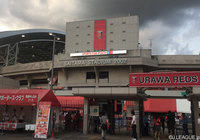 埼玉スタジアム２００２の上空には薄暗い雲が【明治安田Ｊ１ 2nd 第10節 浦和vs柏】（1/6）