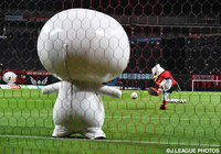 マスコットPK対決に挑む札幌のドーレくん【明治安田Ｊ２ 第31節 札幌vs横浜FC】（1/4）