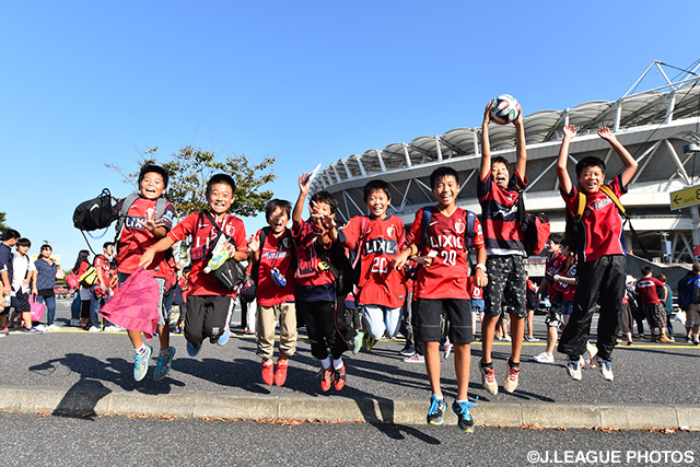 入場を待ちきれない、鹿島ユニを身にまとった子ども達【明治安田Ｊ１ 2nd 第10節 鹿島vsＧ大阪】（2/15）