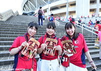 先着3000名限定配布の映画『進撃の巨人』スペシャルうちわをゲットした女性サポーター【明治安田Ｊ１ 2nd 第10節 鹿島vsＧ大阪】（3/15）