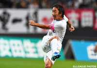 果敢にシュートを放った寺田　紳一（横浜FC）【明治安田Ｊ２ 第31節 札幌vs横浜FC】（3/4）