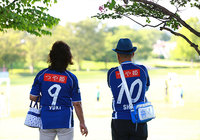 試合前の穏やかなワンシーン【明治安田Ｊ１ 2nd 第10節 山形vs広島】（1/15）