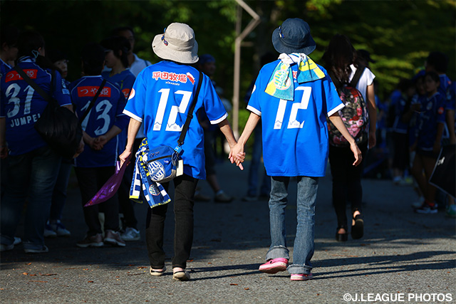 仲良く入場ゲートを目指す山形サポーター【明治安田Ｊ１ 2nd 第10節 山形vs広島】（2/15）