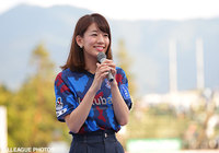 試合前にファン・サポーターにあいさつをする佐藤　美希さん【明治安田Ｊ１ 2nd 第10節 甲府vs川崎Ｆ】（3/3）