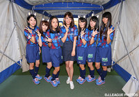 ヴァンフォーレクイーンと佐藤　美希さんが記念撮影【明治安田Ｊ１ 2nd 第10節 甲府vs川崎Ｆ】（2/3）