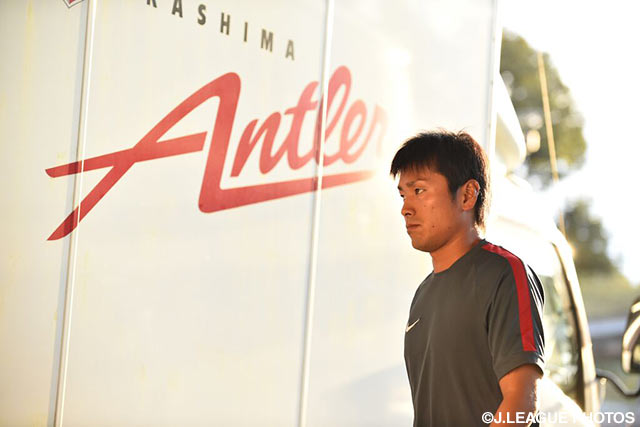 集中した表情でロッカールームに向かう遠藤　康（鹿島）【明治安田Ｊ１ 2nd 第10節 鹿島vsＧ大阪】（4/15）