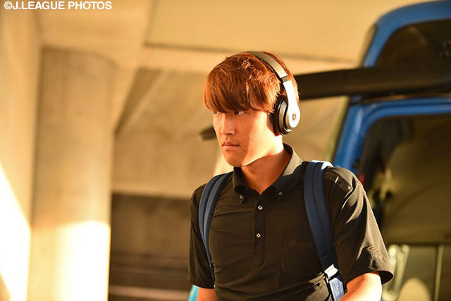 バスを降り、会場入りする宇佐美　貴史（Ｇ大阪）【明治安田Ｊ１ 2nd 第10節 鹿島vsＧ大阪】（5/15）