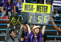 佐藤　寿人（広島）のＪ１通算得点を示す「HISA-METER」を掲げるサポーター【明治安田Ｊ１ 2nd 第10節 山形vs広島】（4/15）