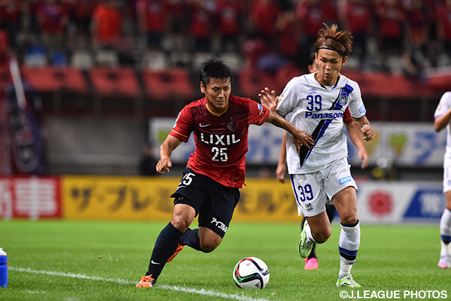 ライン際をドリブルで駆け上がる遠藤　康（鹿島）【明治安田Ｊ１ 2nd 第10節 鹿島vsＧ大阪】（8/15）