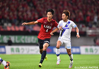 中盤で倉田　秋（G大阪）をマークする山村　和也（鹿島）【明治安田Ｊ１ 2nd 第10節 鹿島vsＧ大阪】（12/15）