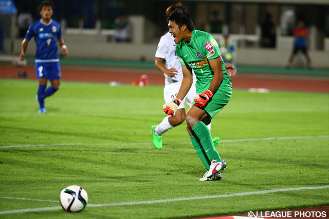 決まれば同点のPKを見事に防いだ守護神・林　卓人（広島）【明治安田Ｊ１ 2nd 第10節 山形vs広島】（13/15）