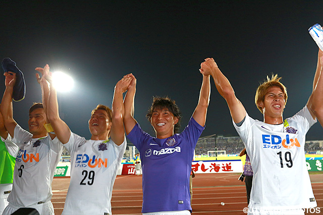 逆転勝利で2ndステージ首位の座に返り咲き、笑顔を見せる広島の選手達【明治安田Ｊ１ 2nd 第10節 山形vs広島】（15/15）