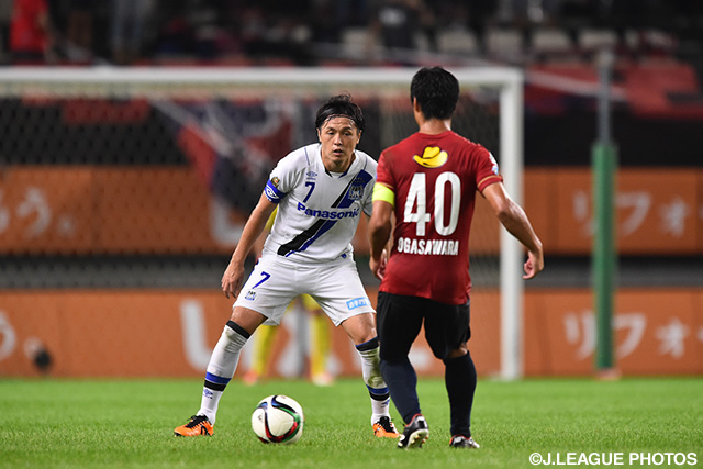 中盤で小笠原　満男（鹿島）と対峙する遠藤　保仁（Ｇ大阪）【明治安田Ｊ１ 2nd 第10節 鹿島vsＧ大阪】（13/15）