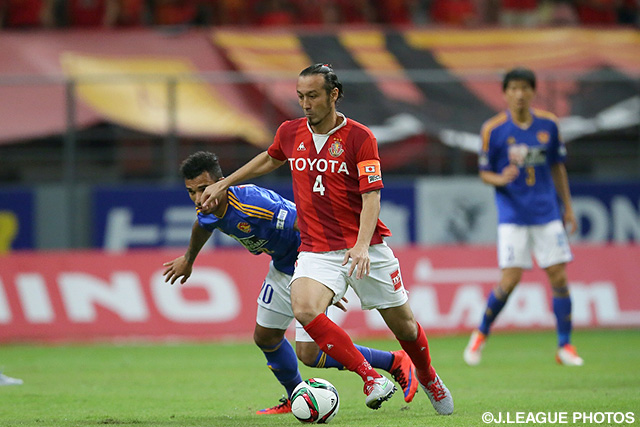 ゴール前で落ち着いて相手選手をかわす田中　マルクス闘莉王（名古屋）【明治安田Ｊ１ 2nd 第10節 名古屋vs仙台】（3/6）