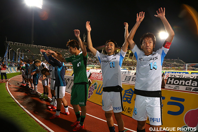 連敗を3でストップし、ファン・サポターと喜びを分かち合う川崎Ｆの選手達【明治安田Ｊ１ 2nd 第10節 甲府vs川崎Ｆ】（5/5）