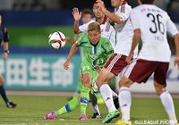 難しい体勢からゴールを狙う高山　薫（湘南）【明治安田Ｊ１ 2nd 第10節 湘南vs松本】（4/6）