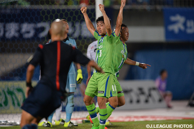 土壇場91分に執念の同点ゴールを決めた遠藤　航（湘南）【明治安田Ｊ１ 2nd 第10節 湘南vs松本】（5/6）