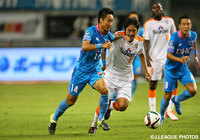 中盤で激しい攻防を繰り広げる藤田　直之（鳥栖）と枝村　匠馬（清水）【明治安田Ｊ１ 2nd 第10節 鳥栖vs清水】（2/6）