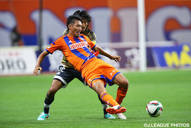 中澤　佑二（横浜FM）のタイトなマークを受ける指宿　洋史（新潟）【明治安田Ｊ１ 2nd 第10節 新潟vs横浜FM】（3/5）