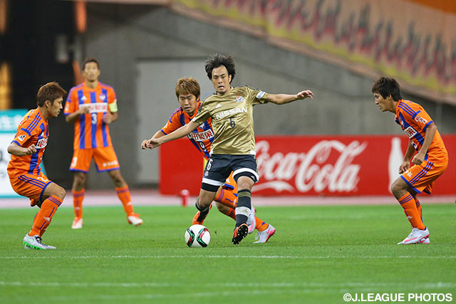 相手選手に囲まれながらもパスを送る三門　雄大（横浜FM）【明治安田Ｊ１ 2nd 第10節 新潟vs横浜FM】（2/5）
