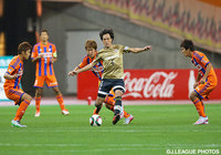 相手選手に囲まれながらもパスを送る三門　雄大（横浜FM）【明治安田Ｊ１ 2nd 第10節 新潟vs横浜FM】（2/5）