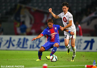 タッチライン際で攻防を繰り広げる河野　広貴（FC東京）と前田　凌佑（神戸）【明治安田Ｊ１ 2nd 第10節 FC東京vs神戸】（5/6）