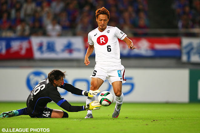 FC東京ゴールに迫る高橋　峻希（神戸）【明治安田Ｊ１ 2nd 第10節 FC東京vs神戸】（3/6）