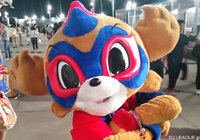 ポーズをとるFC東京のドロンパくん【明治安田Ｊ１ 2nd 第10節 FC東京vs神戸】（1/6）