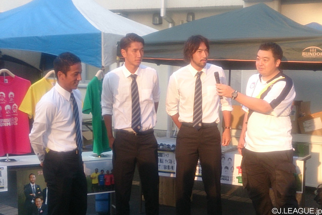 「92年組オリジナル似顔絵Tシャツ」を販売。選手たちも駆けつけた【明治安田Ｊ２ 第31節 群馬vs東京Ｖ】（1/4）