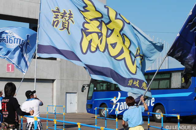 チームバスのスタジアム入りを見守り、声援を送る讃岐のファン・サポーター【明治安田Ｊ２ 第31節 讃岐vs福岡】（1/3）