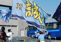 チームバスのスタジアム入りを見守り、声援を送る讃岐のファン・サポーター【明治安田Ｊ２ 第31節 讃岐vs福岡】（1/3）