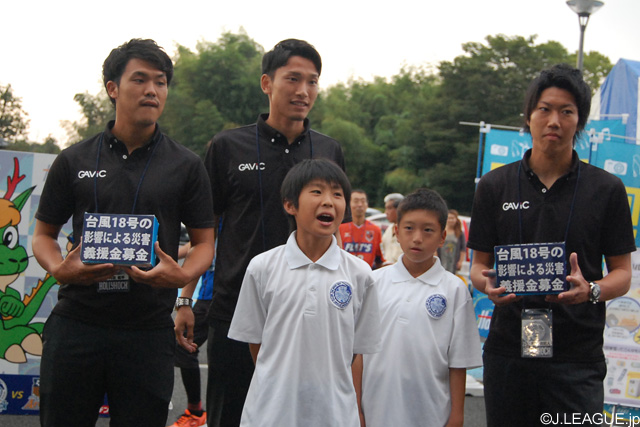 Ｋｓスタでは、選手と子供たちが一つになって台風18号の災害義援金募金の協力を呼びかけた【明治安田Ｊ２ 第31節 水戸vs大宮】（1/4）