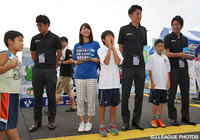 台風18号の影響による災害義援金募金に参加した佐藤　美希さん【明治安田Ｊ２ 第31節 水戸vs大宮】（1/3）