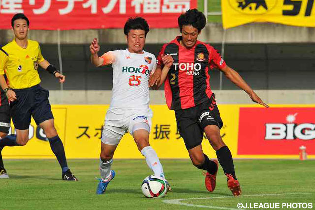 激しく競り合う有永　一生（長野）と岡田　亮太（福島）【明治安田Ｊ３ 第28節 福島vs長野】（3/3）