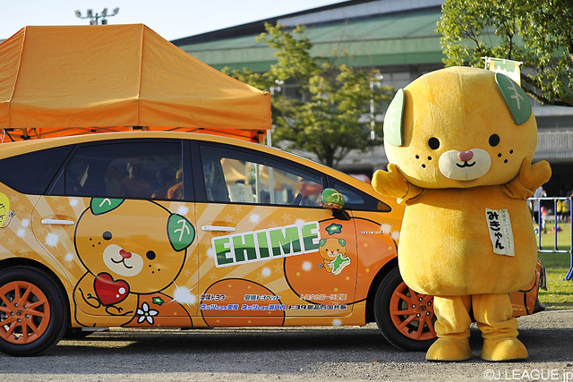 愛媛県のゆるキャラ「みきゃん」が登場した【明治安田Ｊ２ 第31節 愛媛vs岡山】（1/4）