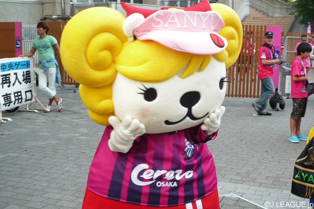 Ｃ大阪オフィシャルスポンサー「サンユー都市開発」のキャラクター サンディが入場口でお出迎え【明治安田Ｊ２ 第31節 Ｃ大阪vs栃木】（1/4）