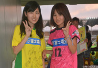 笑顔でピースサインをする千葉のファン・サポーター【明治安田Ｊ２ 第31節 千葉vs京都 】（1/4）