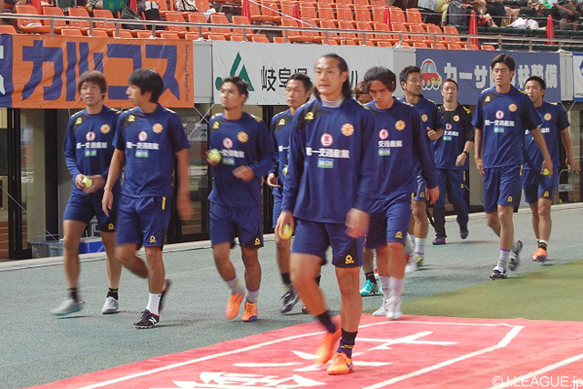 試合前、 北九州の選手たちがスタジアムをまわった【明治安田Ｊ２ 第31節 岐阜vs北九州】（1/4）