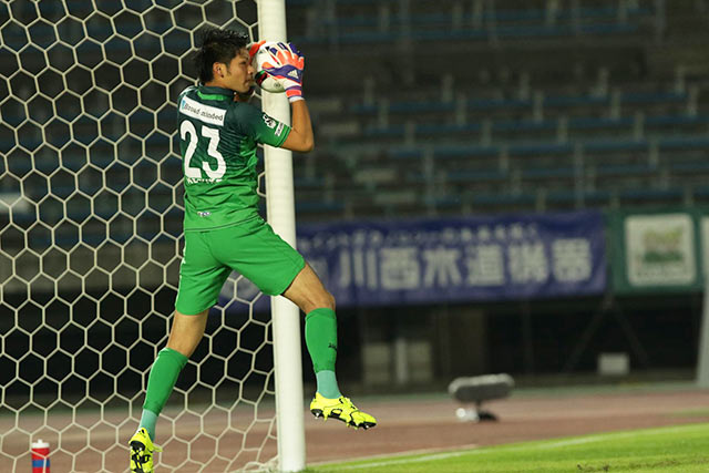 鮮やかなPKストップでゴールを死守した中村　航輔（福岡）【明治安田Ｊ２ 第31節 讃岐vs福岡】（3/4）