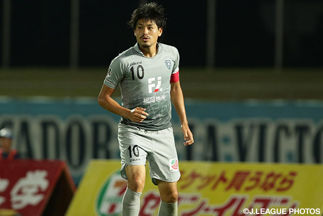 決勝ゴールをアシストした城後　寿（福岡）【明治安田Ｊ２ 第31節 讃岐vs福岡】（2/3）