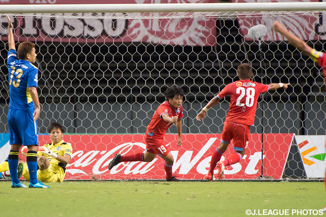 91分に均衡を破る、劇的な決勝ゴールを決めた田中　達也（熊本）【明治安田Ｊ２ 第31節 大分vs熊本】（2/4）