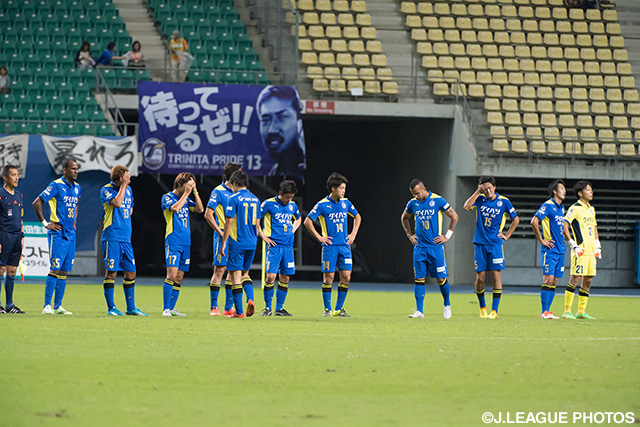 今季初の4連敗を喫し、肩を落とす大分の選手達【明治安田Ｊ２ 第31節 大分vs熊本】（3/4）