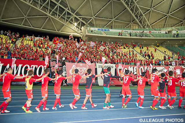 「バトル オブ 九州」を制し、ファン・サポーターと喜ぶ熊本の選手達【明治安田Ｊ２ 第31節 大分vs熊本】（4/4）