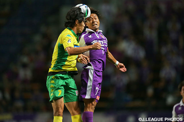 空中戦を繰り広げる大岩　一貴（千葉）と駒井　善成（京都）【明治安田Ｊ２ 第31節 千葉vs京都】（2/4）