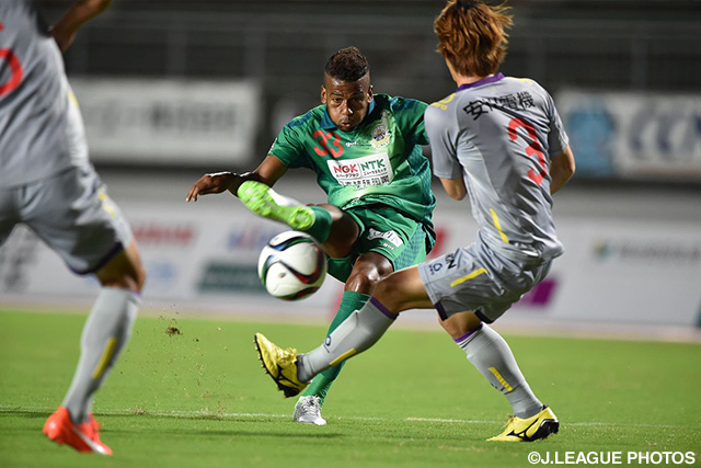 今季5点目となる決勝ゴールを決めたレオミネイロ（岐阜）【明治安田Ｊ２ 第31節 岐阜vs北九州】（2/4）