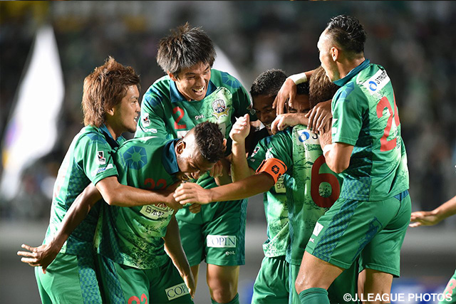 チームメイトから手荒い祝福を受けるレオミネイロ（岐阜）【明治安田Ｊ２ 第31節 岐阜vs北九州】（3/4）