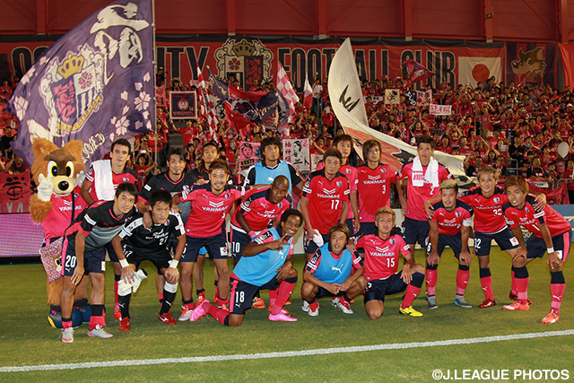 今季初の3連勝をファン・サポーターと喜ぶＣ大阪の選手達【明治安田Ｊ２ 第31節 Ｃ大阪vs栃木】（4/4）
