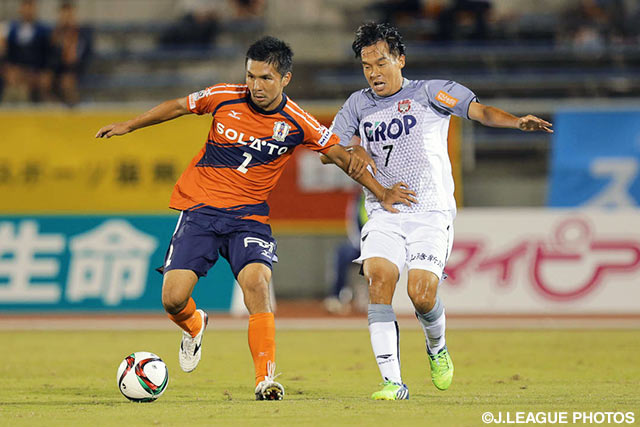 マッチアップする浦田　延尚（愛媛）と黄　辰成（岡山）【明治安田Ｊ２ 第31節 愛媛vs岡山】（4/4）