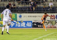 強烈なシュートで同点ゴールを突き刺した内田　健太（愛媛）【明治安田Ｊ２ 第31節 愛媛vs岡山】（3/4）